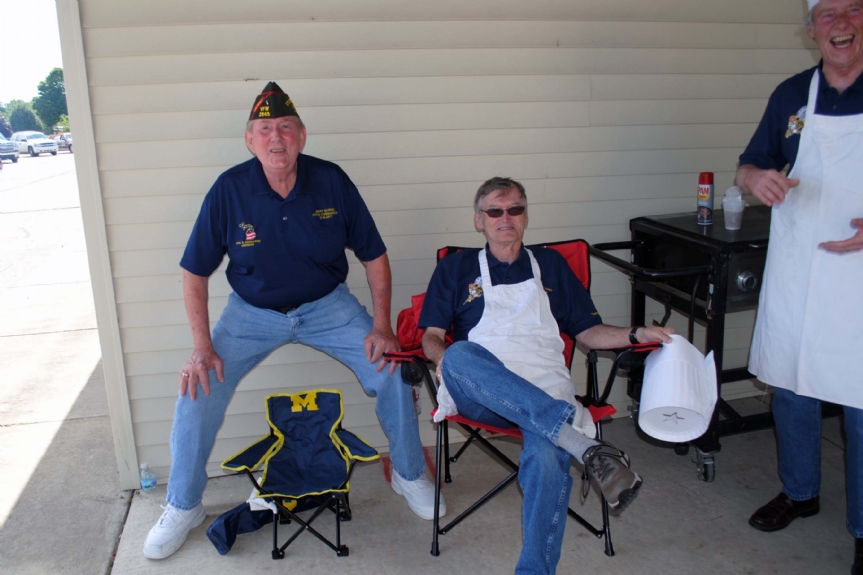 Ohio presents Michigan Commander with his new chair